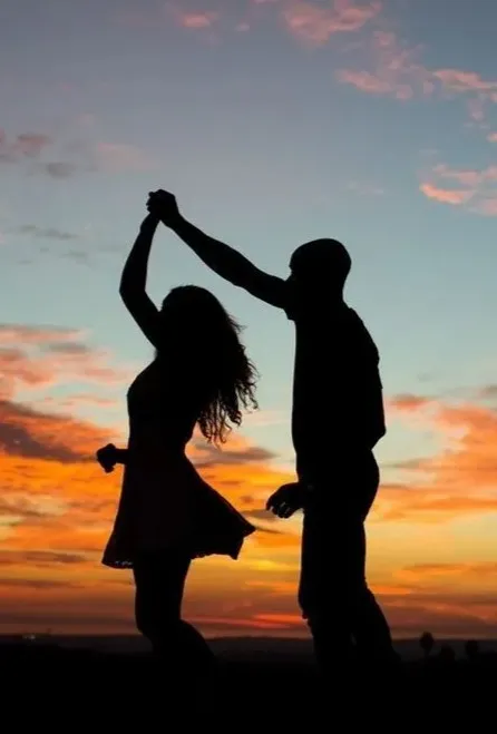 Casal conectado e feliz